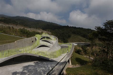 色達在四川哪個方向，一個靈魂洗禮之地與地理方位的微妙對話